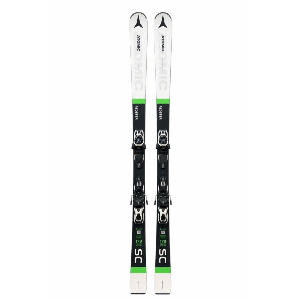 Atomic Redster SC 178 cm ski paar vooraanzicht met witte, zwarte en groene kleurstelling en Atomic M 10 GW bindingen, tentoongesteld in een skiwinkel