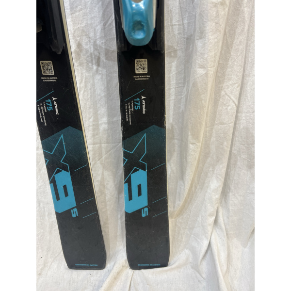 Atomic Redster X9 S Ski, Nahaufnahme der schwarzen Enden mit X9-S-Aufdruck und Länge 175, vor weißem Tuch