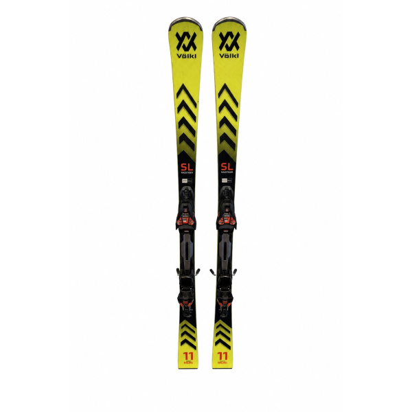 Völkl Racetiger SL von oben auf Weiß: neongelbe Ski mit schwarzen Chevrons, Völkl-Logo, SL-Aufdruck und Marker-Bindung