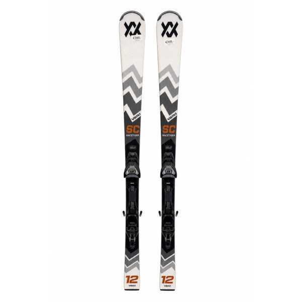 Völkl Racetiger SC von oben auf Weiß: weiß-graue Ski mit Zickzackmuster, schwarzem Völkl-Logo, Preisaufklebern an den Spitzen und Bindung
