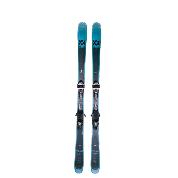 Völkl Kanjo 80 Ski von oben in Blaugrün und Schwarz mit Völkl-Logo, schwarze Bindungen, K80 am Ende, auf Weiß