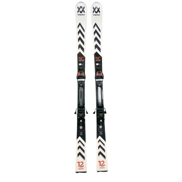 Völkl Racetiger SC White 2024 – Seitenansicht des Skis mit Bindung, weißes Renn‑Design