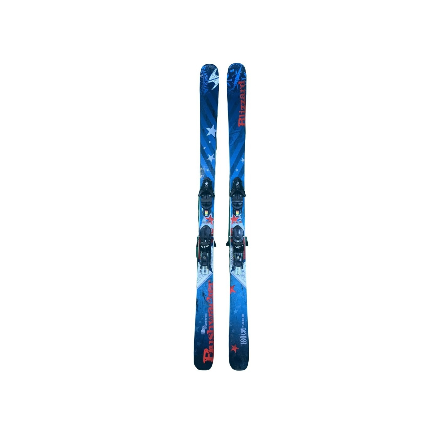 Paar Blizzard Bushwacker Ski mit Bindung von oben gesehen, in Blau und Rot, vor weißem Hintergrund